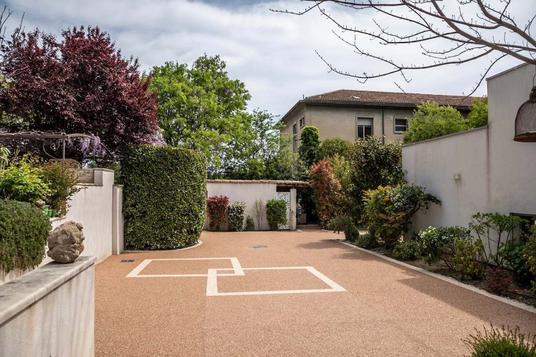 Agence M Com Marseille MarvaJpm Brignoles Amenagement Exterieurs revetement sol moquette pierre resine cours allee parking maison villa